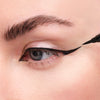 Mit einem schwarzen Eyeliner wir ein Cat-Eye Lidstrich gezeichnet,