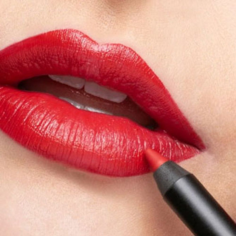 Lippen Close-up auf rote Lippen auf die ein Lipliner aufgetragen wird 
