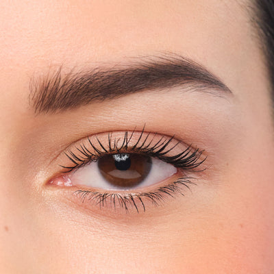 Augenbrauen geschminkt mit Augenbrauenpuder für einen natürlichen Look.