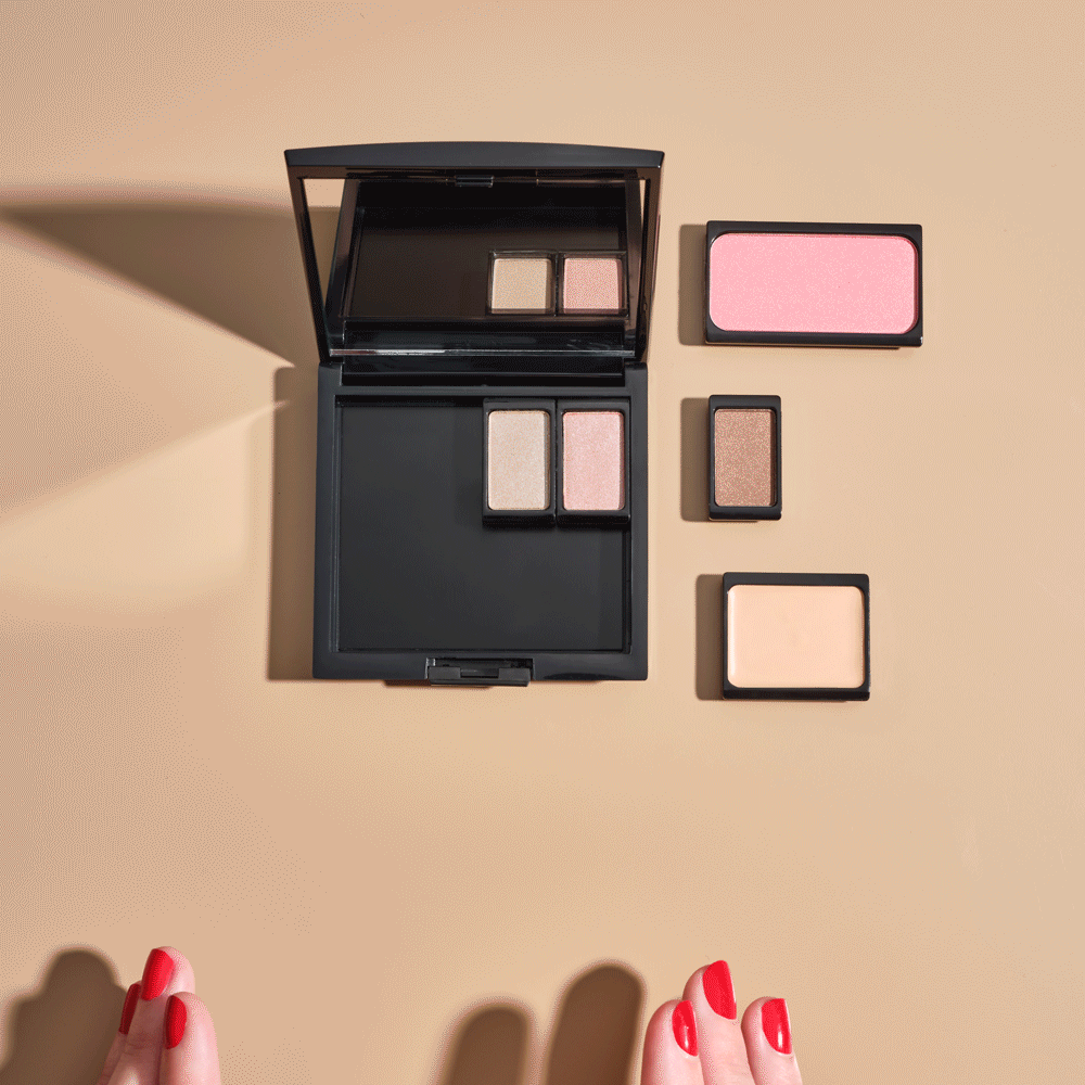 GIF in welchem die ARTDECO Beauty Box miit unterschiedlichen Produkten wie Lidschatten, Blush oder der Camouflage Cream ganz befüllt wird, dank des Magnetsystemes