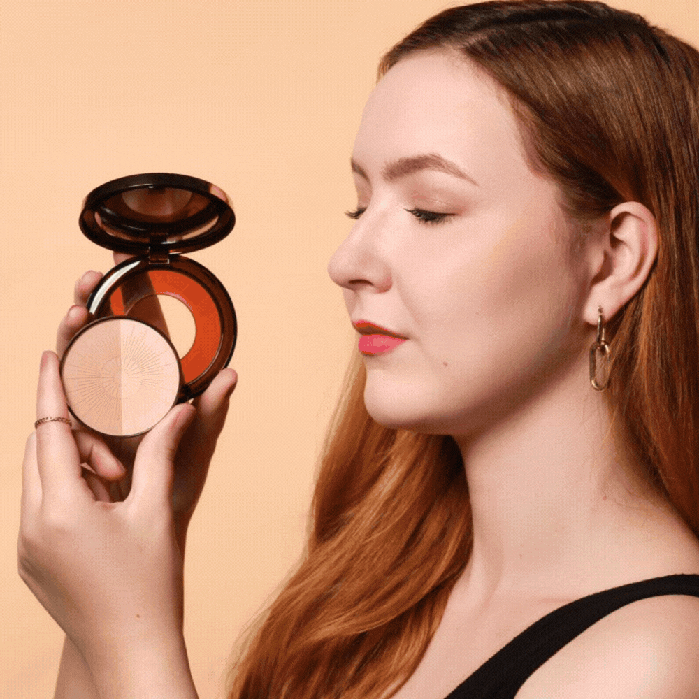 Frau mit roten Haaren zeigt verschiedene nachfüllbaren Dosen von ARTDECO für Puder, Bronzer & Highlighter