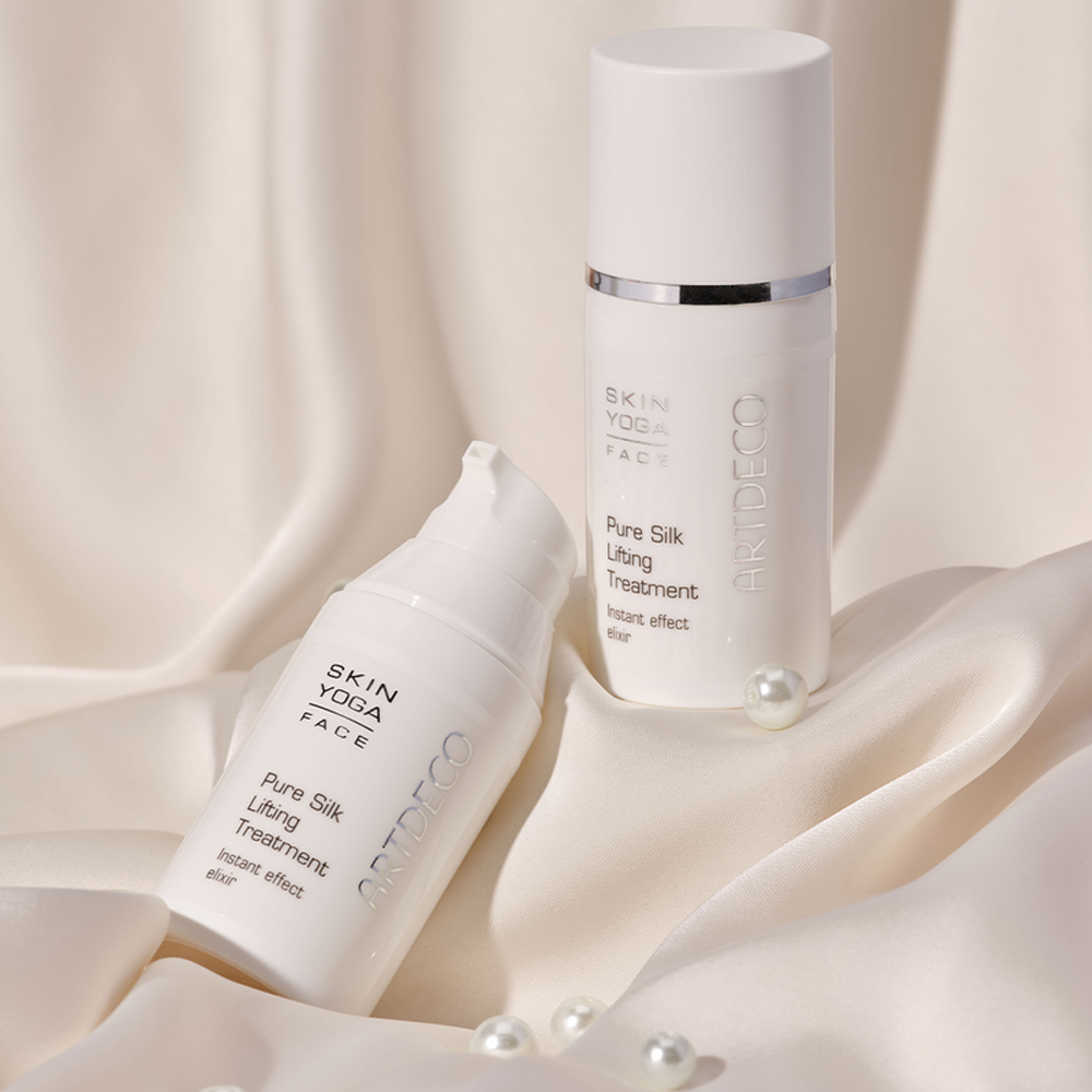 Pure Silk Lifting Treatment steht einmal offen und einmal geschlossen auf einem hellen. seidenen Hintergrund