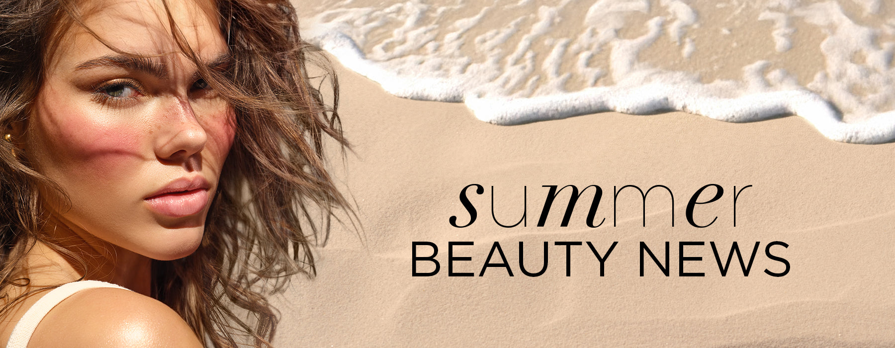 Model mit geröteten Wangen mit Strand und Wellen im Hintergrund. Im Vordergrund steht ein Schriftzug "Summer Beauty News".