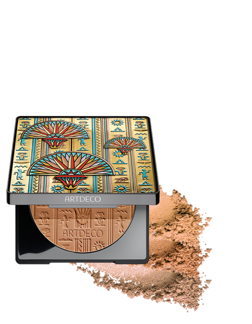 Produktbild des All Season Bronzing Powder „cleopatra reinvented“ mit dreifarbiger Textur im Hintergrund.