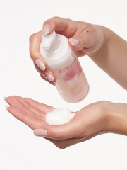 Pure Silk Cleansing Mousse wird ein eine Hand aufgetragen
