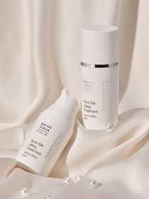 Pure Silk Lifting Treatment steht einmal offen und einmal geschlossen auf einem hellen. seidenen Hintergrund