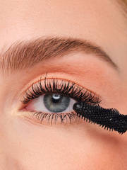 Wimpern werden mit der Twist for Volume Mascara getuscht