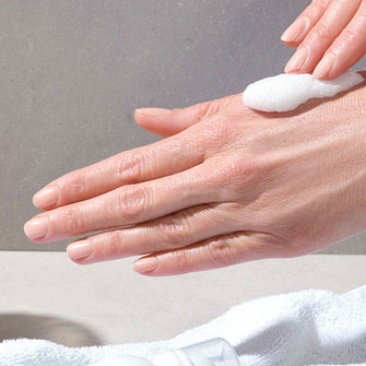 Das feuchtigkeitsspendende Handpflege-Mousse mit fruchtig-frischem Duft wird sanft in die Hand einmassiert