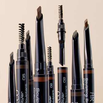 Bild Kollage, die alle Besonderheiten des Sculpting Brow Stylers zeigt (Stift, Kamm und Klinge)