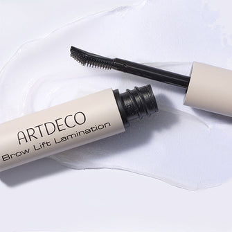 ARTDECO Brow Lift Lamination aus weißem Hintergrund mit Geltextur-Swatch.