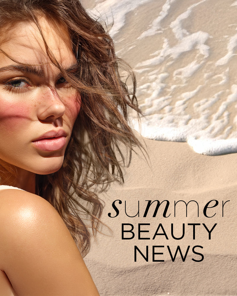 Model mit geröteten Wangen mit Strand und Wellen im Hintergrund. Im Vordergrund steht ein Schriftzug "Summer Beauty News".
