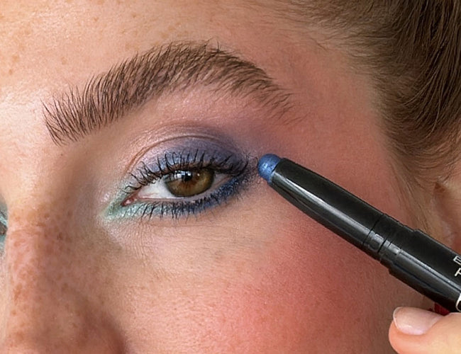 Eyeshadow Stylo in Blau wird am unteren und oberen Wimpernkranz aufgetragen 