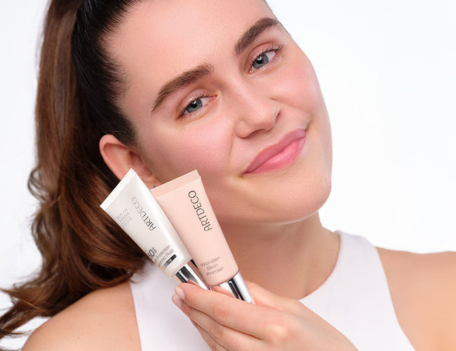 Ungeschminktes Model zeigt ARTDECO Wonder Skin Primer und ARTDECO Skin Perfecting Primer SPF 50 für eine frische Make-up-Basis für den Clean Girl Make-Up.