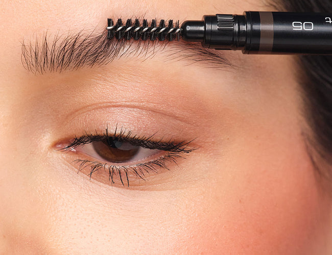 Augenbrauen werden mit dem Bürstchen vom Sculpting Brow Styler gekämmt.