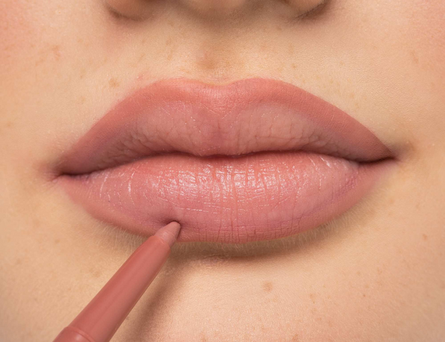 Anwendung des Mineral Lip Stylers in der N°21, um das Auslaufen des Lippenstiftes zu verhindern und schützt sogar Deine Lippen vor UV-Strahlung