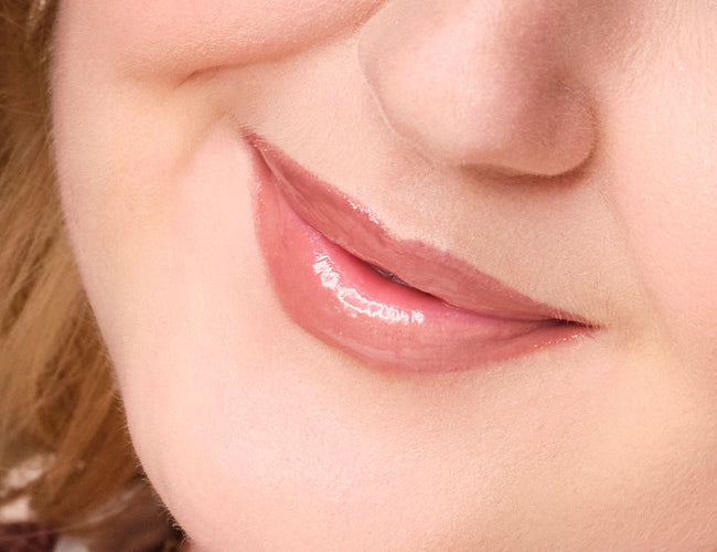 Close-up auf die Lippen des Models, welches ein Plumping-Lipgloss trägt