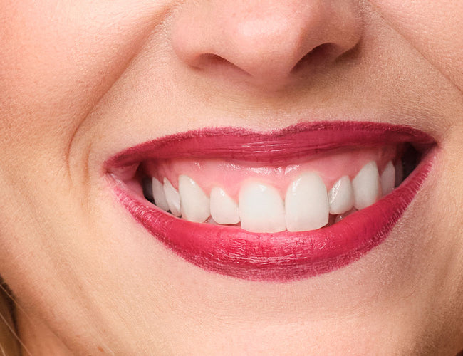 Close-up auf die Lippen des Models, welches einen roten Lippenstift trägt