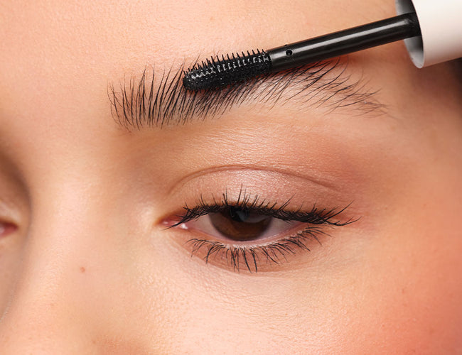 Augenbrauen werden mit der Flachen Seite des Applikators der Brow Lift Lamination an die Haut angedrückt.