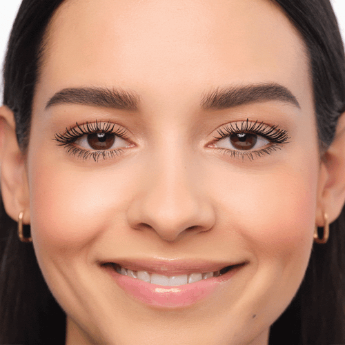 Linien markieren, wie man den Abstand zwischen den Augenbrauen ausmisst. Er sollte die gleiche Breite haben wie Dein Auge.