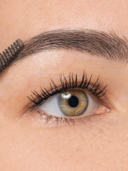 Anwendung des Brow Filler wird im Close-up gezeigt