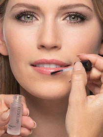 Magic Fix wird aufgetragen um den Lippenstift zu fixieren