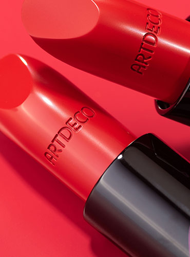 Produktbild von zwei verschiedenen roten Lippenstiften