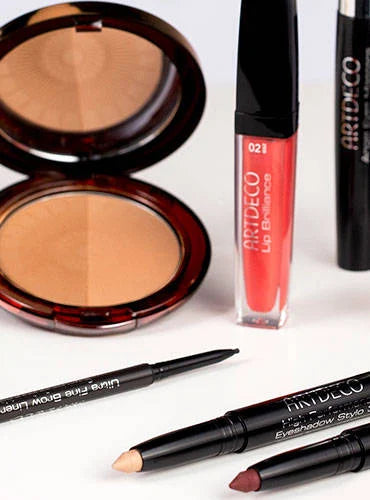 Aufreihung der verwendeten Produkte des Schminktipps "Glowy Bronze Make-up"