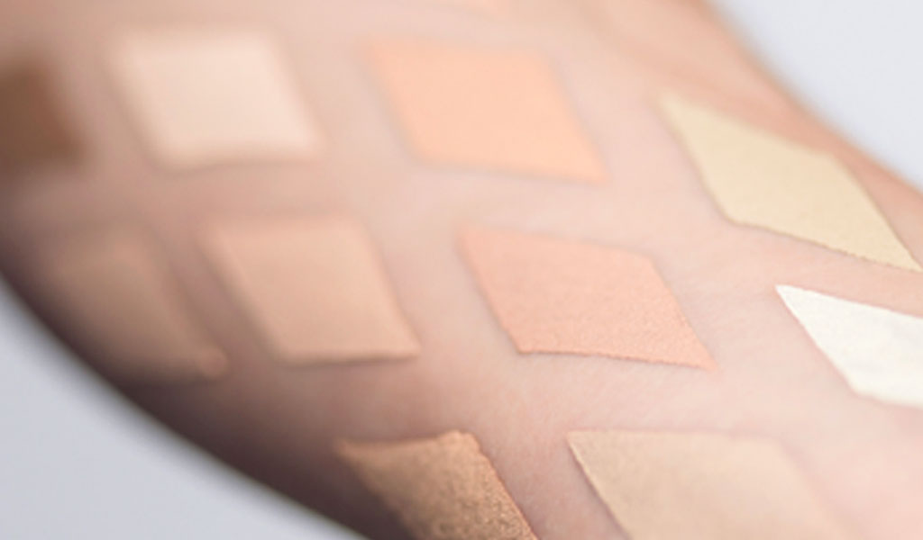 Swatches in Rauten Form der Camouflage Cream auf einem Arm