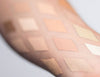 Swatches in Rauten Form der Camouflage Cream auf einem Arm