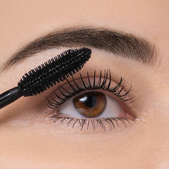 Anwendung am Auge von der Volume Sensation Mascara