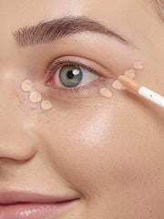 Concealer wird um die Augenpartie punktuell aufgetragen