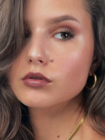 Model schaut elegant zur Seite