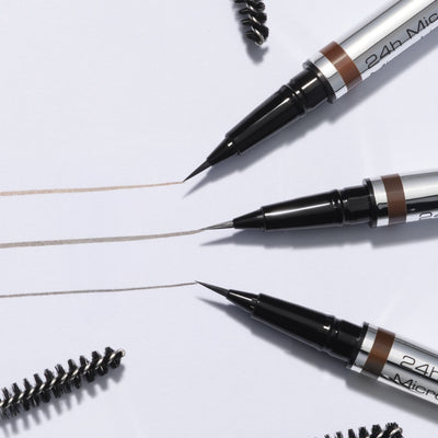 Dünne Linien des ARTDECO24h Micro Brow Liquid Liners in verschiedenen Farben auf hellem Hintergrund.