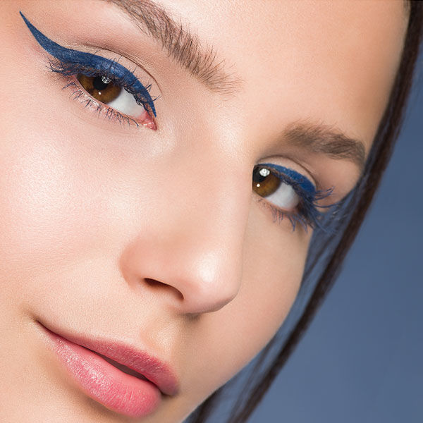 End-Look des blauen Lidstrichs Schminktipps