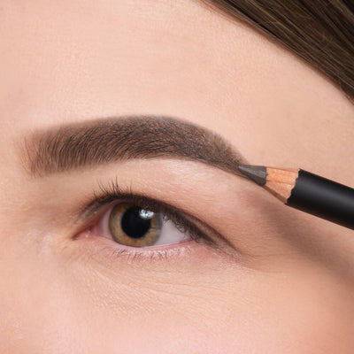 Dick ausgefüllte Augenbrauen in einer dunkel Braunen Nuance des Eye Brow Pencils.