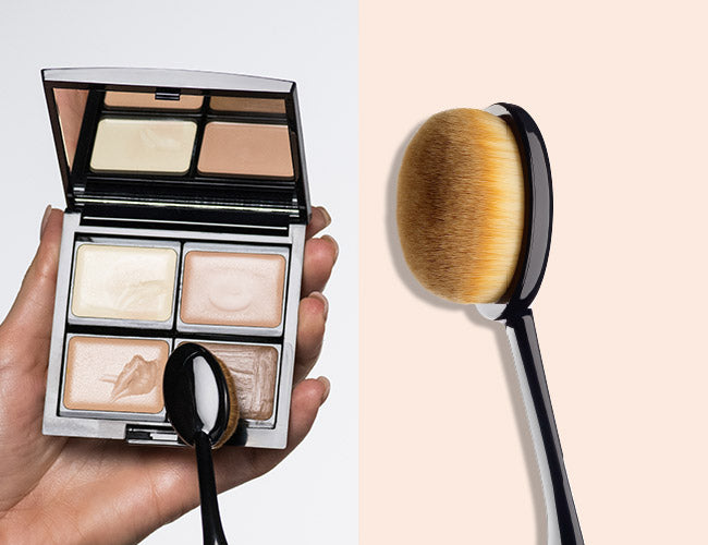 Camouflage Cream wird mit einem Make-up Pinsel aufgenommen