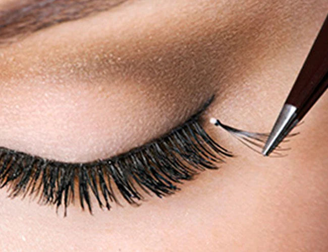 Eine Dauerwimper wird am Wimpernkranz platziert