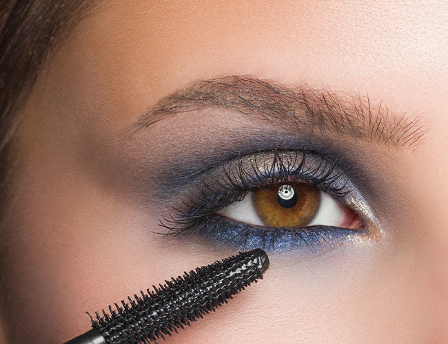 Mascara wird am oberen und unteren Wimpernkranz aufgetragen