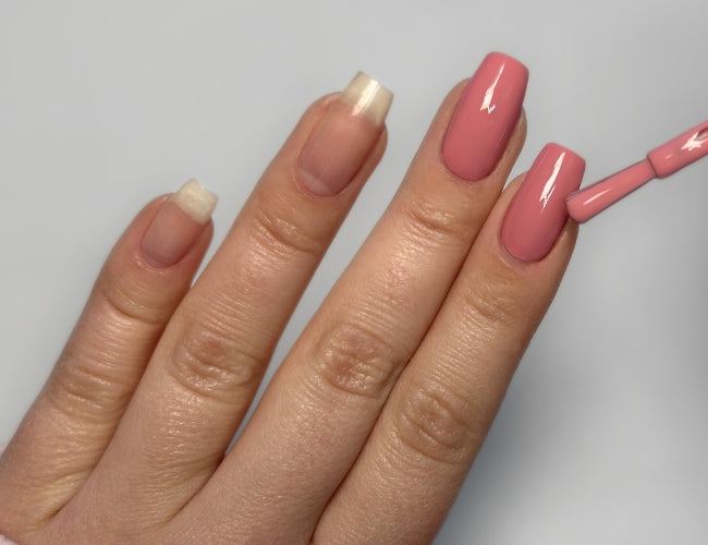 Zwei Schichten des Art Couture Nail Lacquer in Rosa (Nr. 760) werden auf die Nägel aufgetragen.
