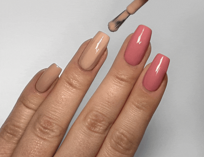 Zwei Schichten des Art Couture Nail Lacquer in Beige (Nr. 789) werden auf die Nägel aufgetragen.