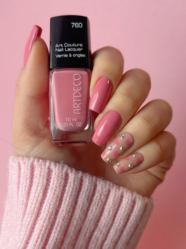 Fertiger Valentinstags Nagel Design mit dem Art Couture Nail Lacquer in Nummer 760 (Rosa Nuance) auf rosa Hintergrund.