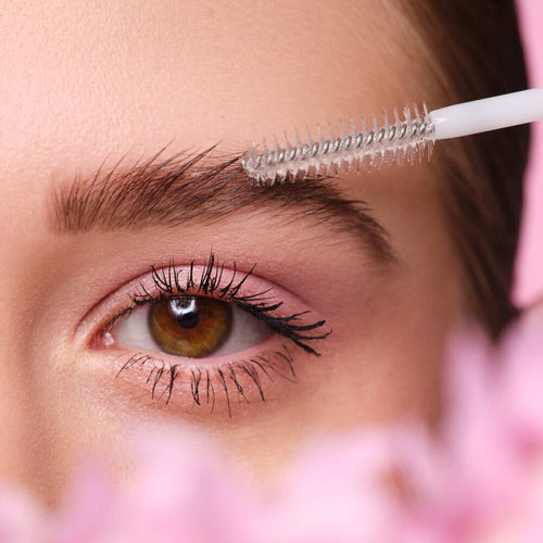 Augenbrauen werden mit dem Clear Lash Brow Gel fixiert.