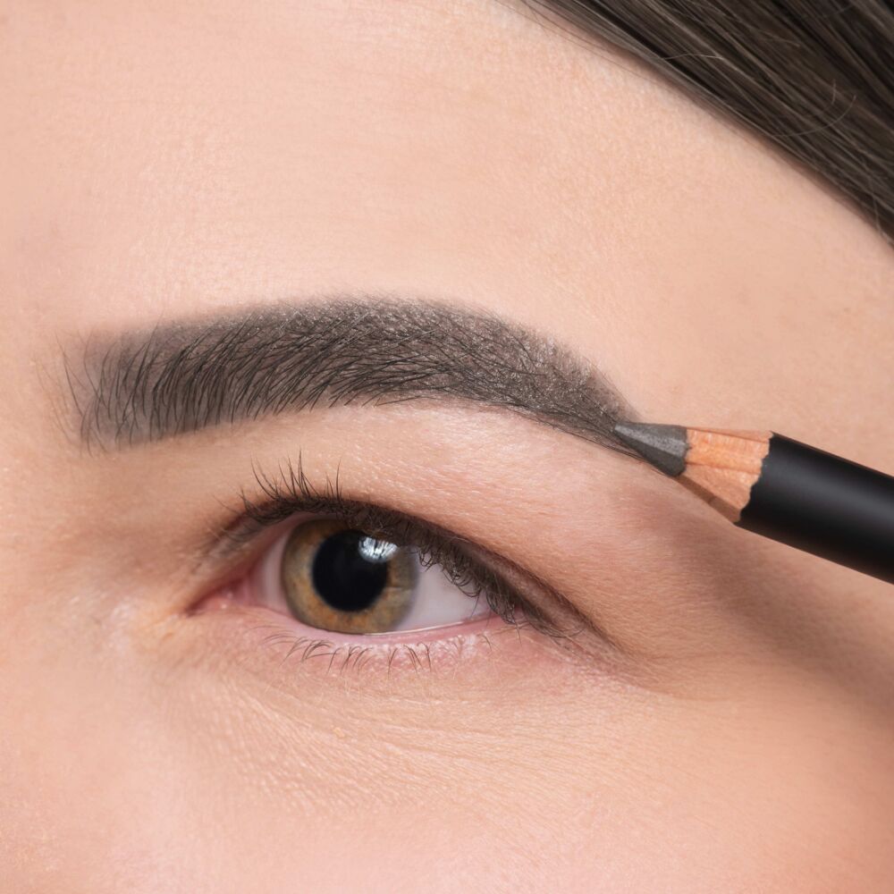 Graue Augenbrauen, die mit dem Eye Brow Pencil in Nr° 5 nachgezeichnet wurden.
