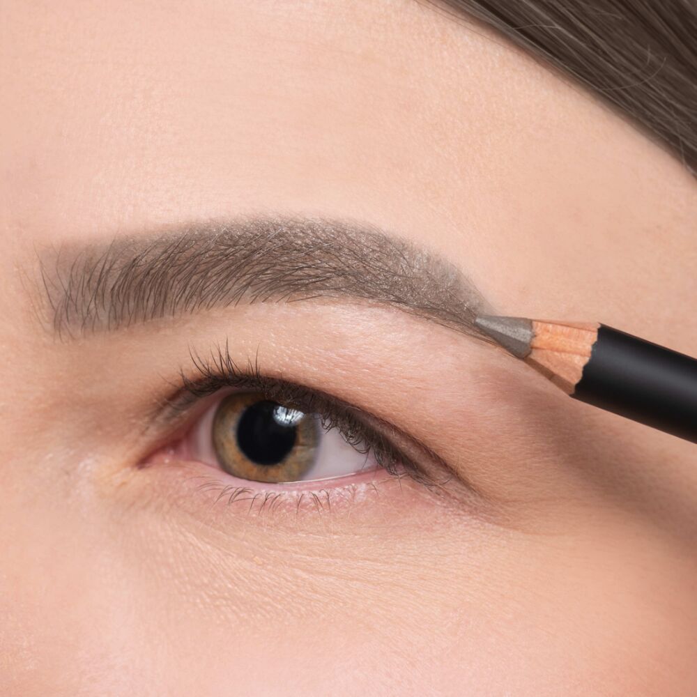 Hellgraue Augenbrauen, die mit dem Eye Brow Pencil in Nr° 6 nachgezeichnet wurden.