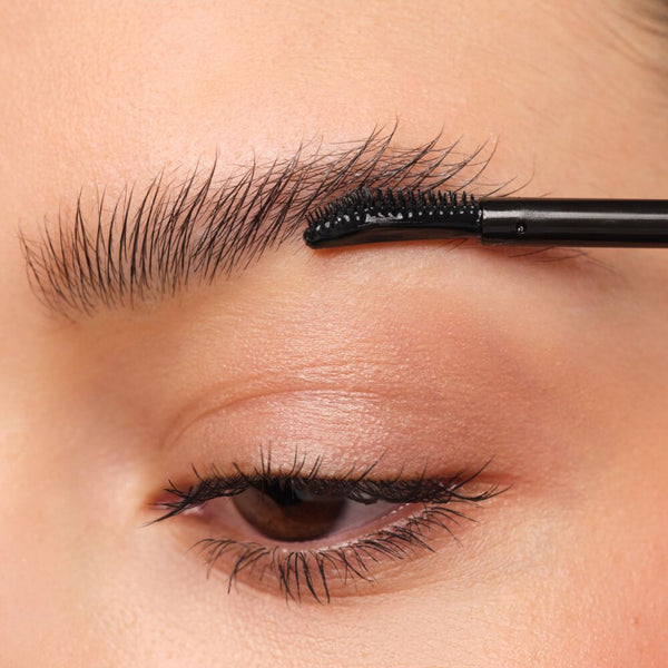 Augenbrauen werden mit der Brow Lift Lamination fixiert.