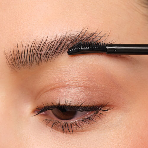 Augenbrauen werden mit der Brow Lift Lamination fixiert.