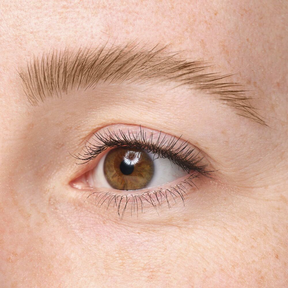 Blonde Augenbrauen, die mit dem Ultra Fine Brow Liner in Nr° 25 nachgezeichnet wurden.