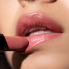 Lippen werden mit einem rosé Lippenstift geschminkt (Perfect Color Lipstick Nr. 880) 
