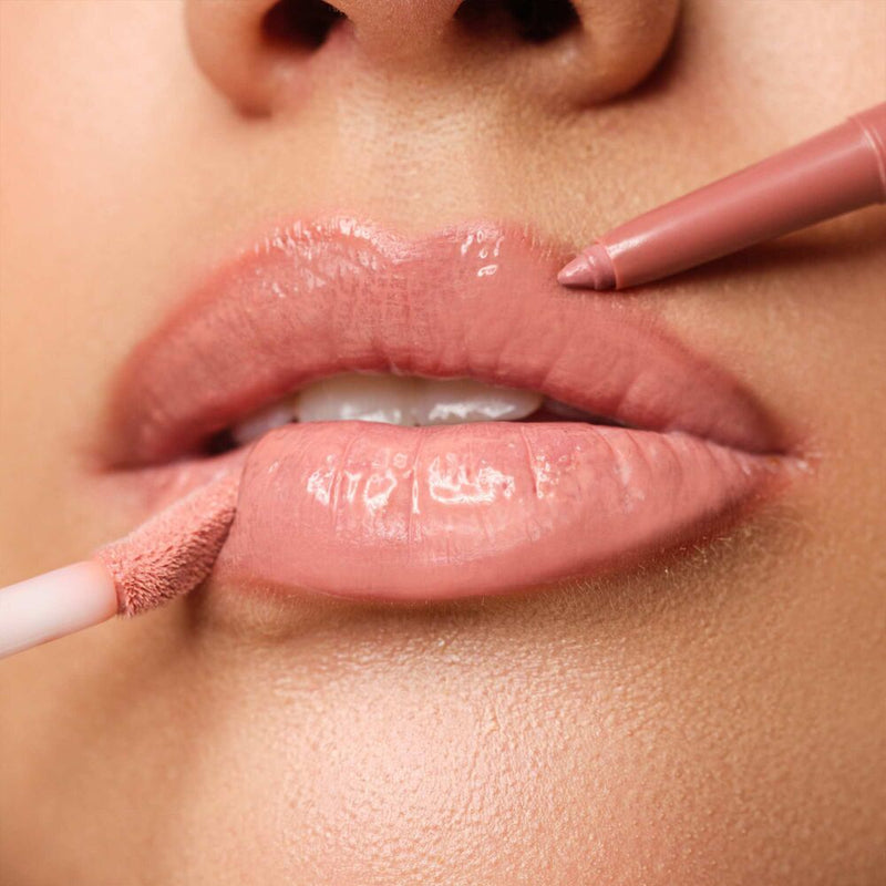Lippen werden mit einem nude Lippenstift und Lip Liner geschminkt. (Plumping Fluid Nr. 21 und Mineral Lip Styler Nr. 21)