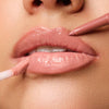 Lippen werden mit einem nude Lippenstift und Lip Liner geschminkt. (Plumping Fluid Nr. 21 und Mineral Lip Styler Nr. 21)